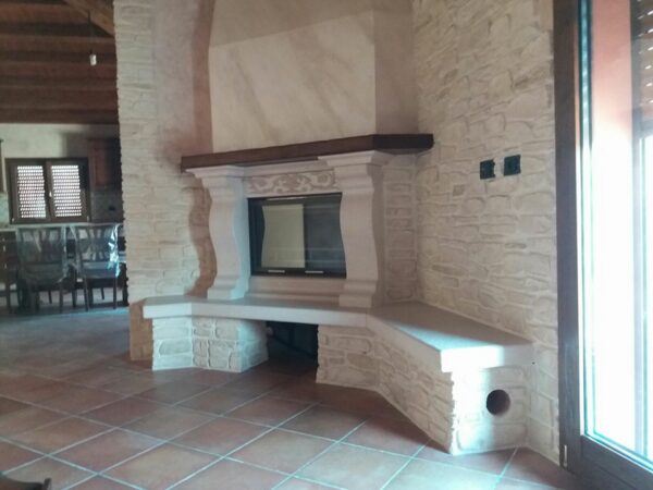 Rivestimento Camino in Pietra di Apricena